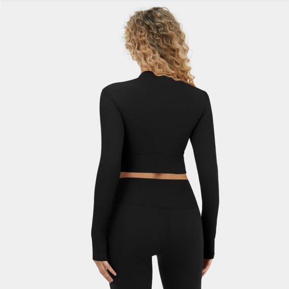 Halara Softlyzero Plush Long Sleeve Thumb Hole 2-in-1 Cropped Yoga Sports Top - Picture 2 of 7